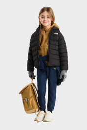 Bambina che indossa una giacca reversibile imbottita nera Follower SRL con cappuccio e interno in pile color ocra