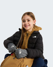 Bambina che indossa una giacca reversibile imbottita nera con cappuccio Follower SRL e guanti grigi