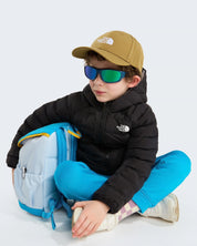 Bambino indossa giacca reversibile imbottita nera con cappuccio The North Face e zaino azzurro Follower SRL