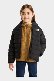 Bambina che indossa una giacca reversibile Follower SRL The North Face nera imbottita con interno in pile marrone
