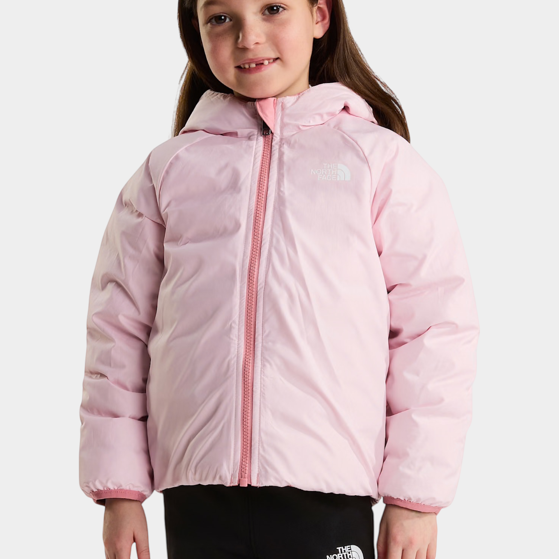 Bambina che indossa la giacca reversibile rosa Perrito di Follower SRL con cappuccio e chiusura a zip