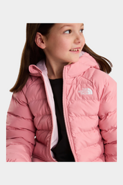 Bambina che indossa una giacca reversibile rosa Follower SRL The North Face con cappuccio e logo ricamato
