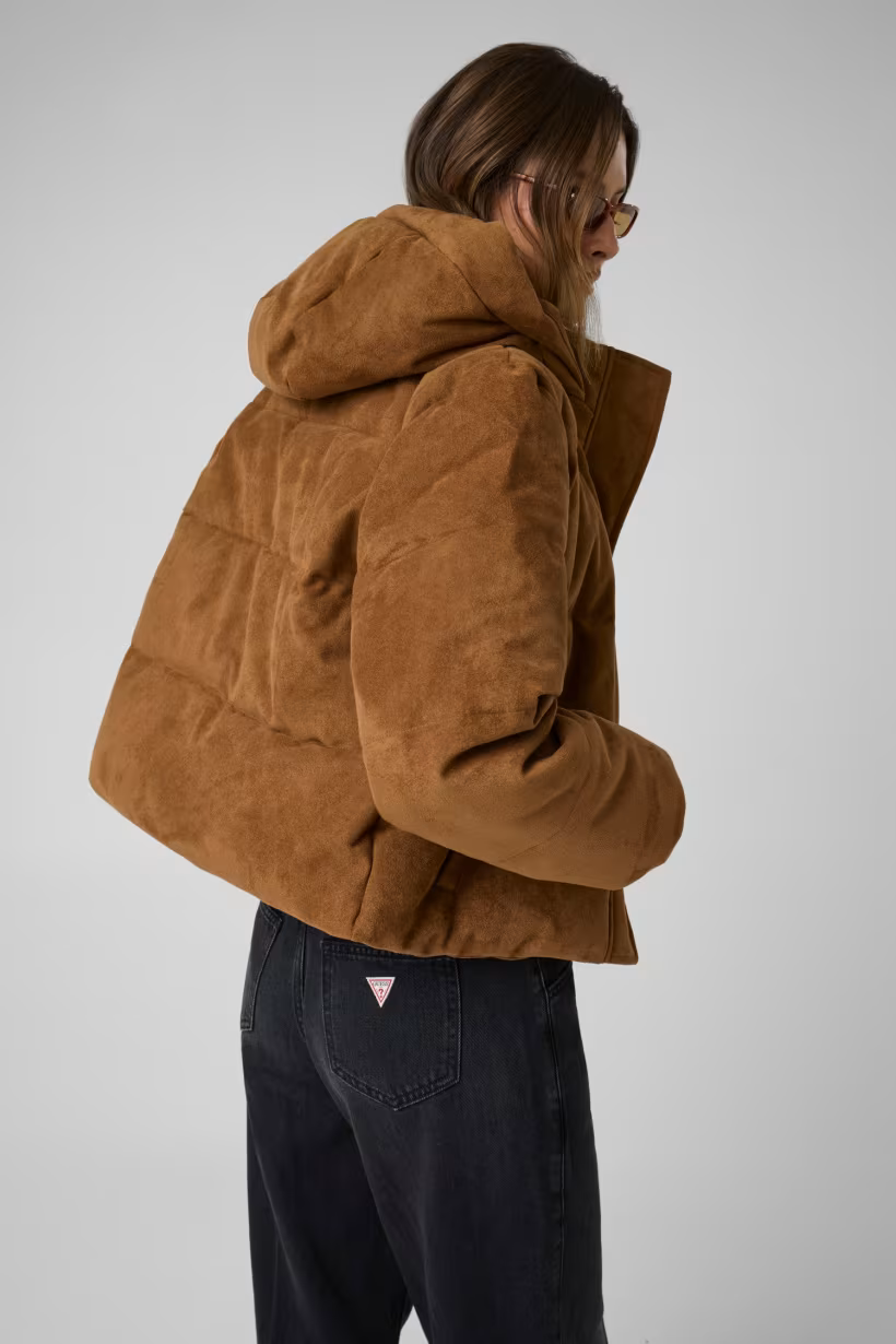 Giacca imbottita corta in pelle scamosciata marrone con cappuccio, proposta da Follower SRL per un look casual
