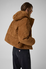 Giacca imbottita corta in pelle scamosciata marrone con cappuccio, proposta da Follower SRL per un look casual