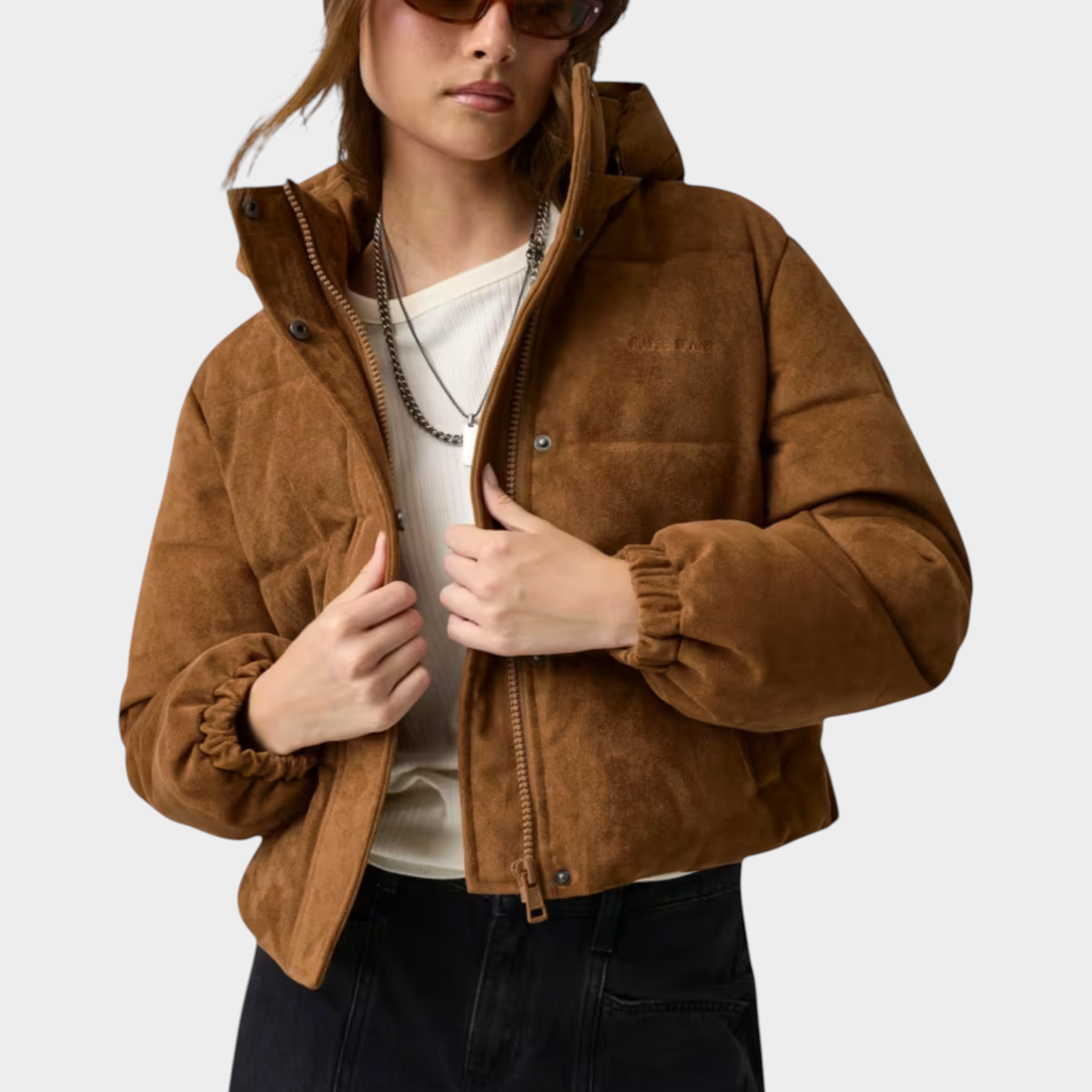 Modella indossa una giacca imbottita corta in pelle scamosciata marrone di Follower SRL con cappuccio e zip frontale