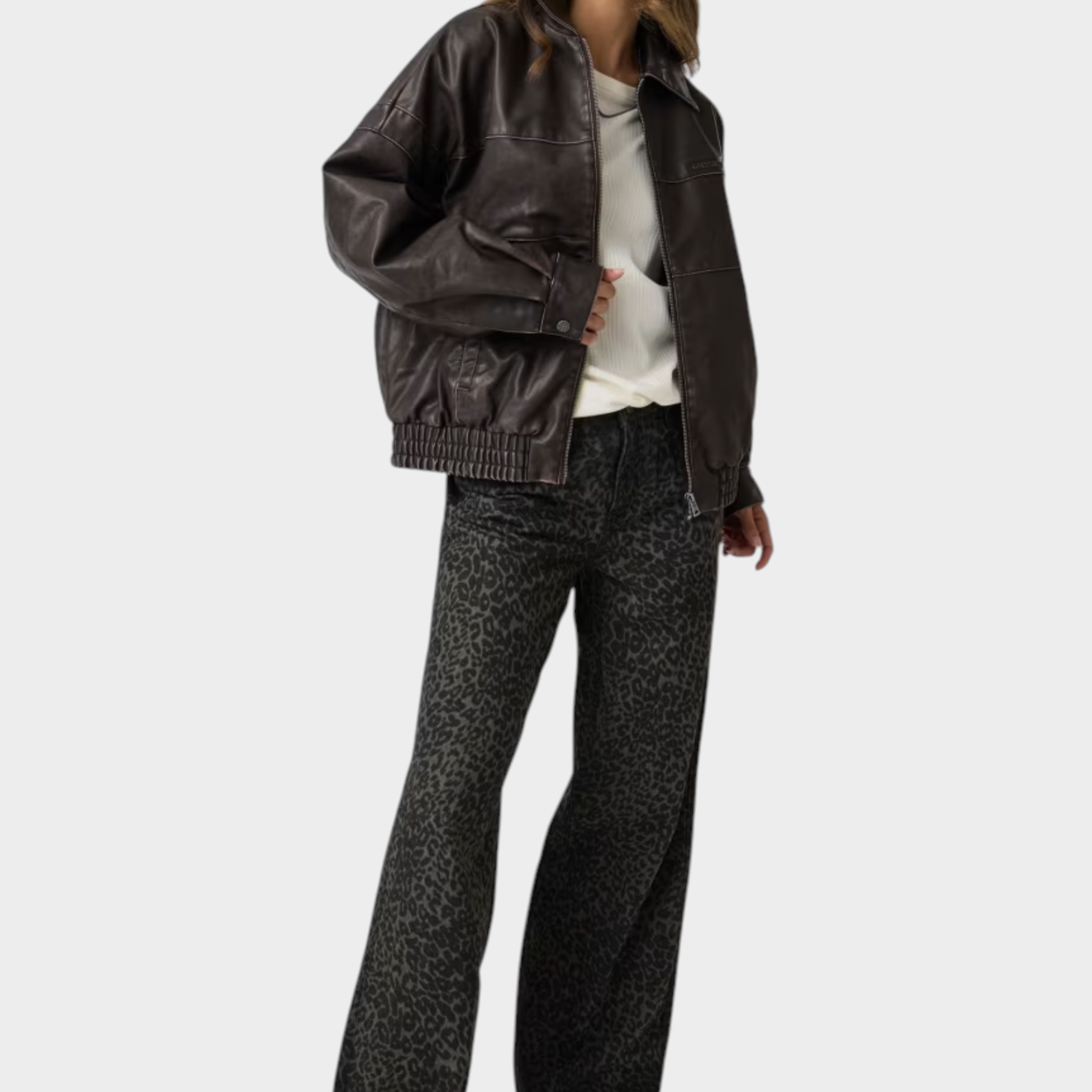 Modella indossa giacca bomber in similpelle marrone GUESS di Follower SRL con orlo elasticizzato e colletto classico