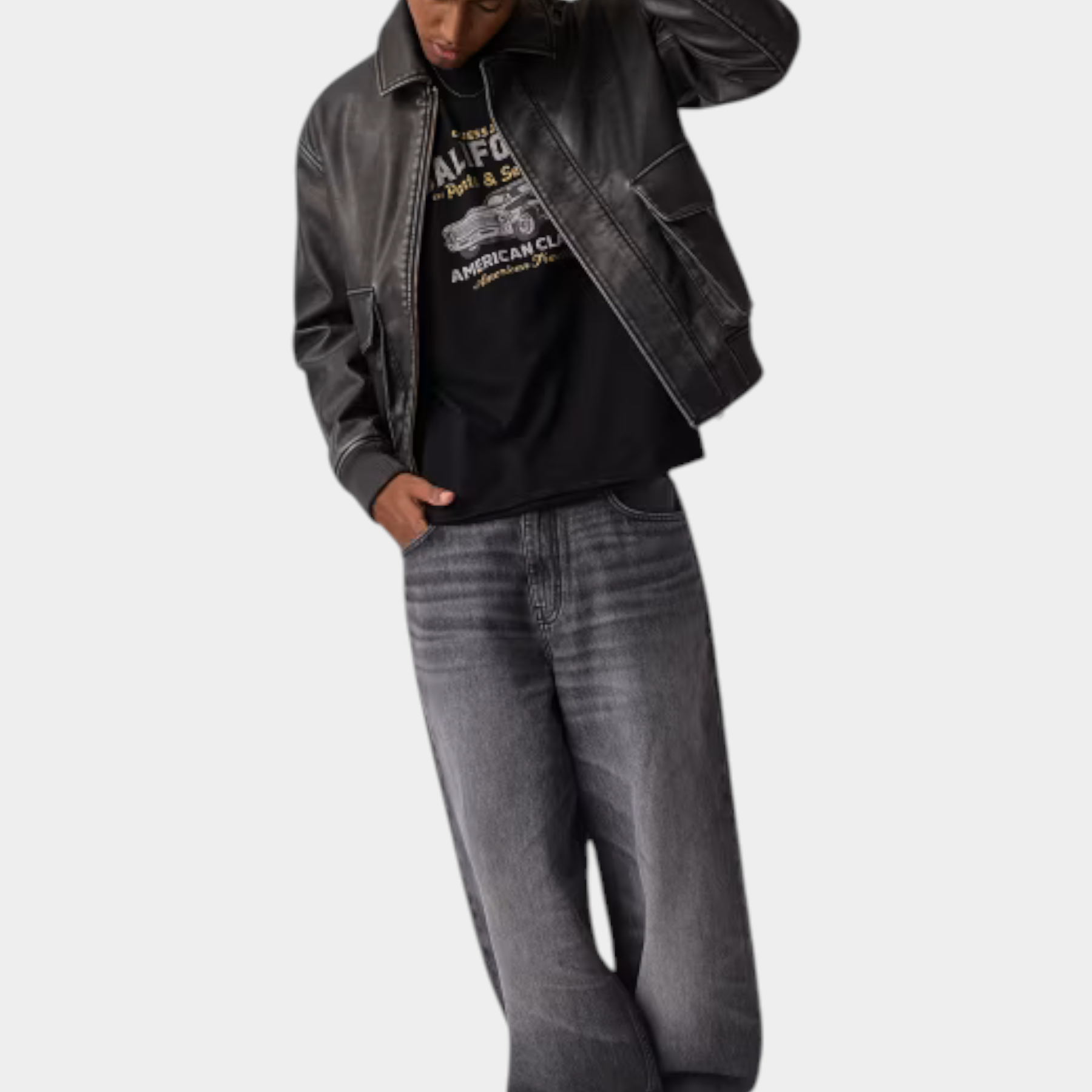 Modello indossa giacca in similpelle nera GUESS con cuciture a contrasto, proposta da Follower SRL