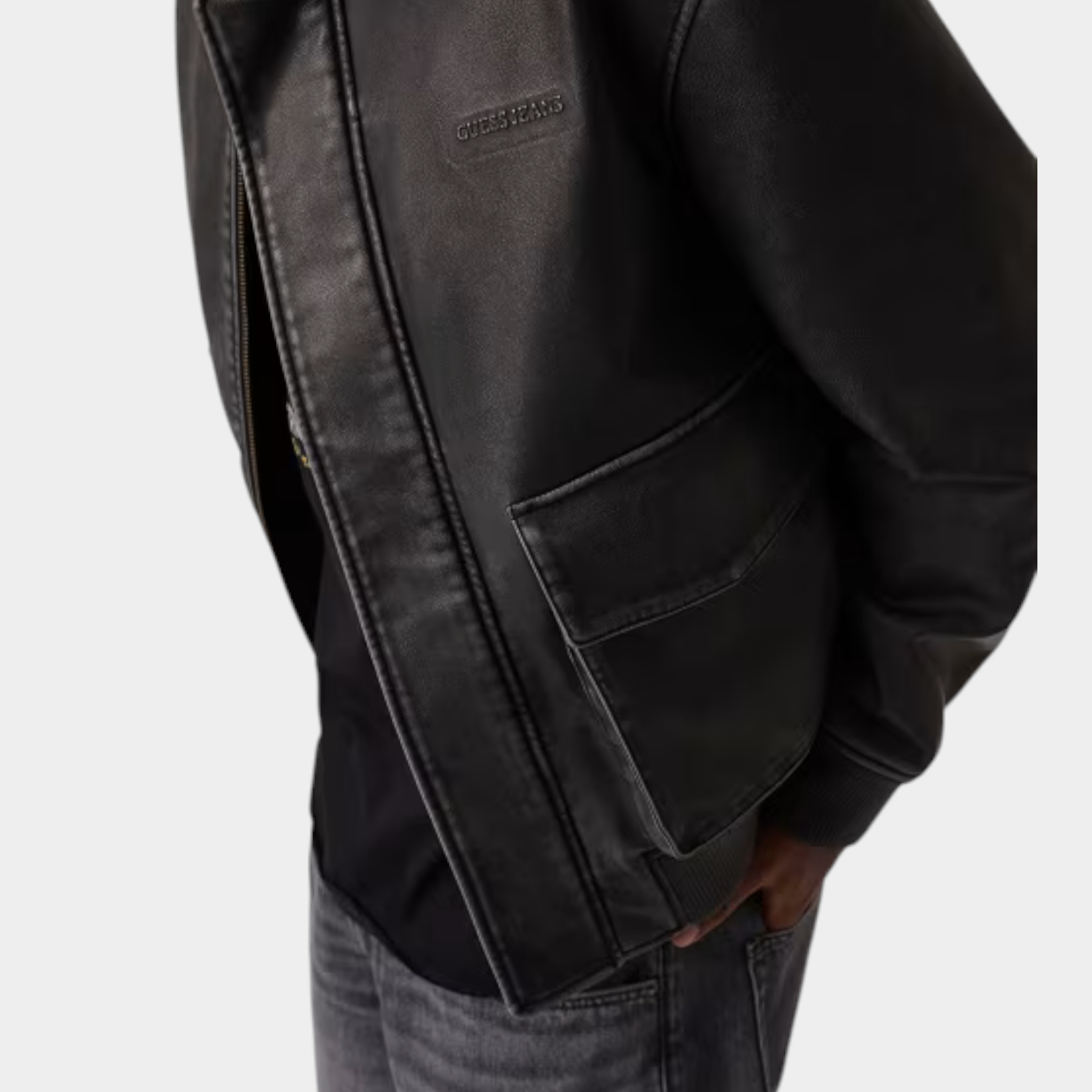 Giacca bomber in similpelle nera da uomo GUESS indossata, con colletto classico e logo sul petto, Follower SRL