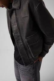 Giacca bomber in similpelle nera da uomo GUESS indossata, con colletto classico e logo sul petto, Follower SRL