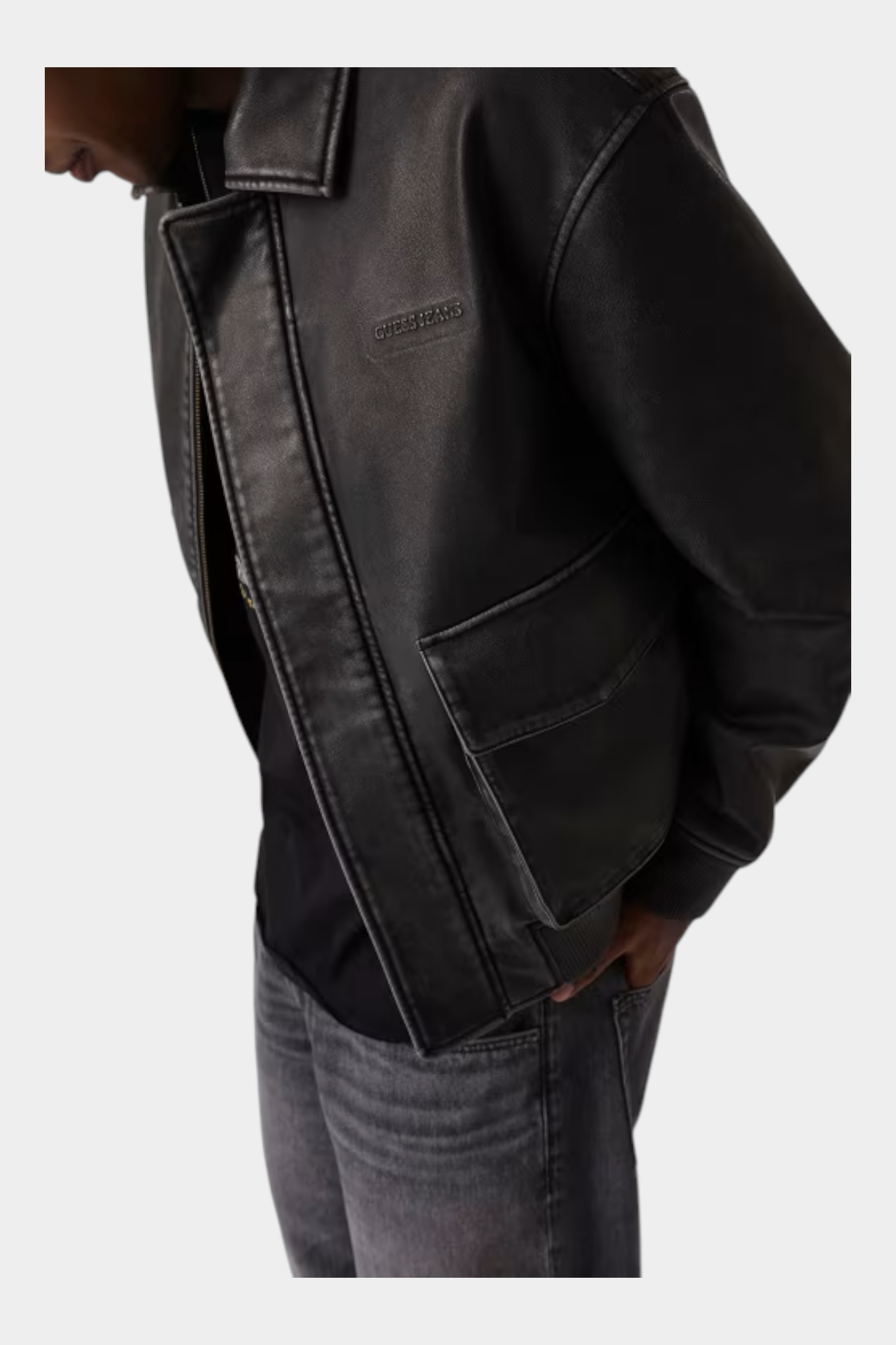 Giacca bomber in similpelle nera da uomo GUESS indossata, con colletto classico e logo sul petto, Follower SRL