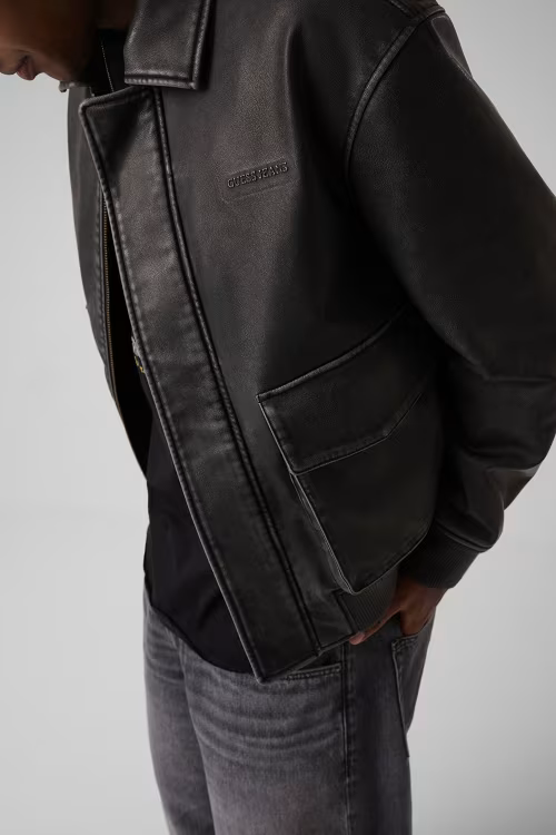 Giacca bomber in similpelle nera da uomo GUESS indossata, con colletto classico e logo sul petto, Follower SRL