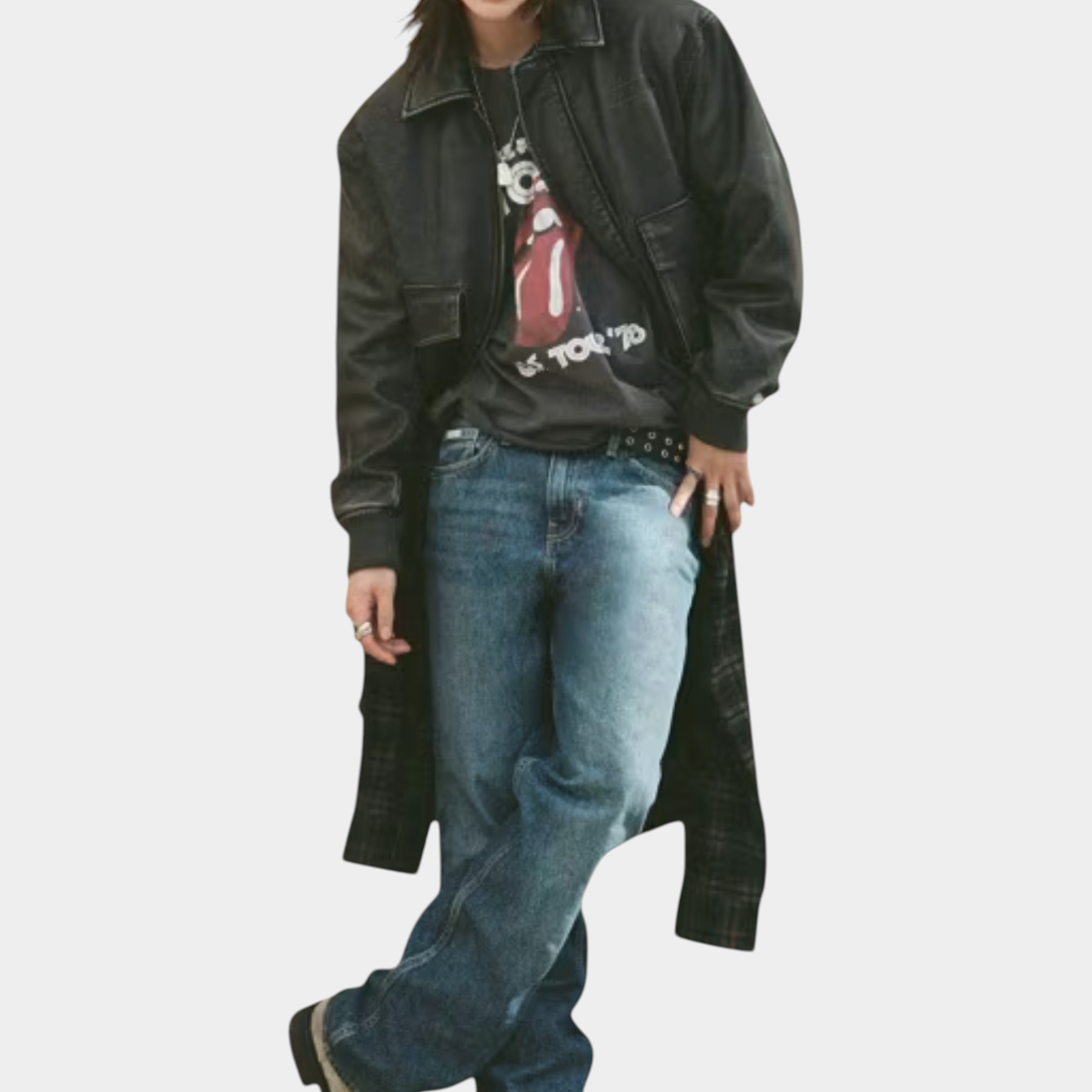 Modello indossa giacca in similpelle nera GUESS con jeans e t-shirt, stile casual Follower SRL