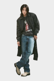 Modello indossa giacca in similpelle nera GUESS con jeans e t-shirt, stile casual Follower SRL