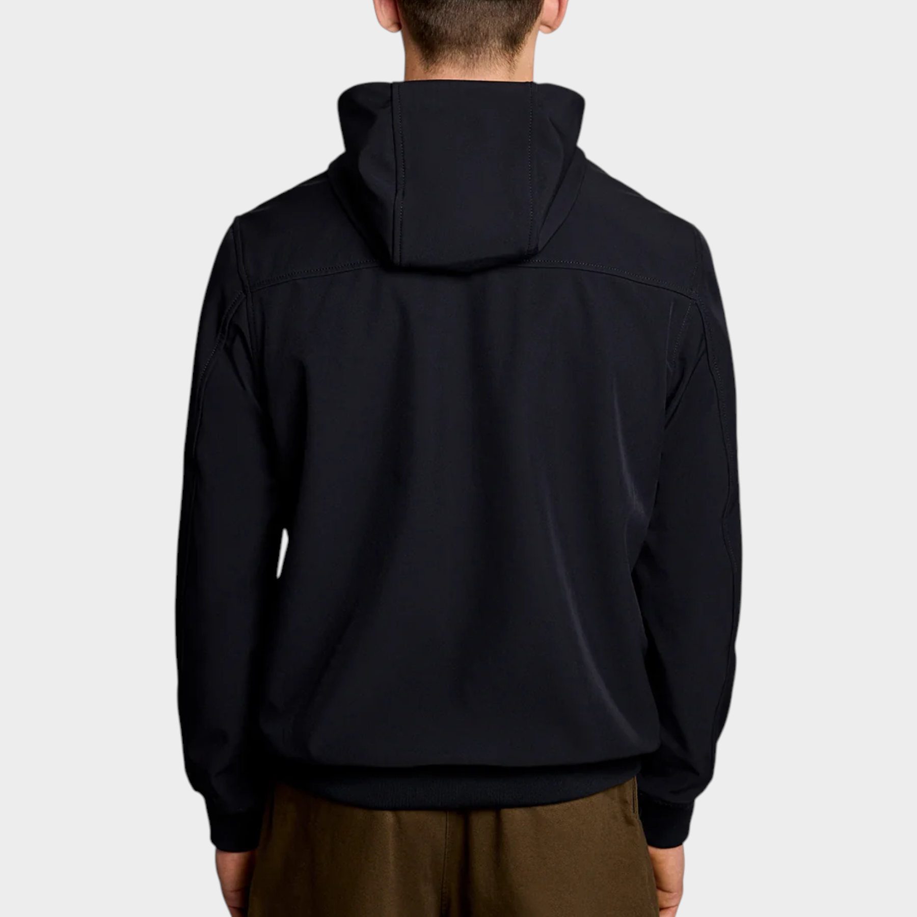 Vista posteriore di una giacca softshell blu LYLE & SCOTT con cappuccio indossata da un uomo con cappellino beige