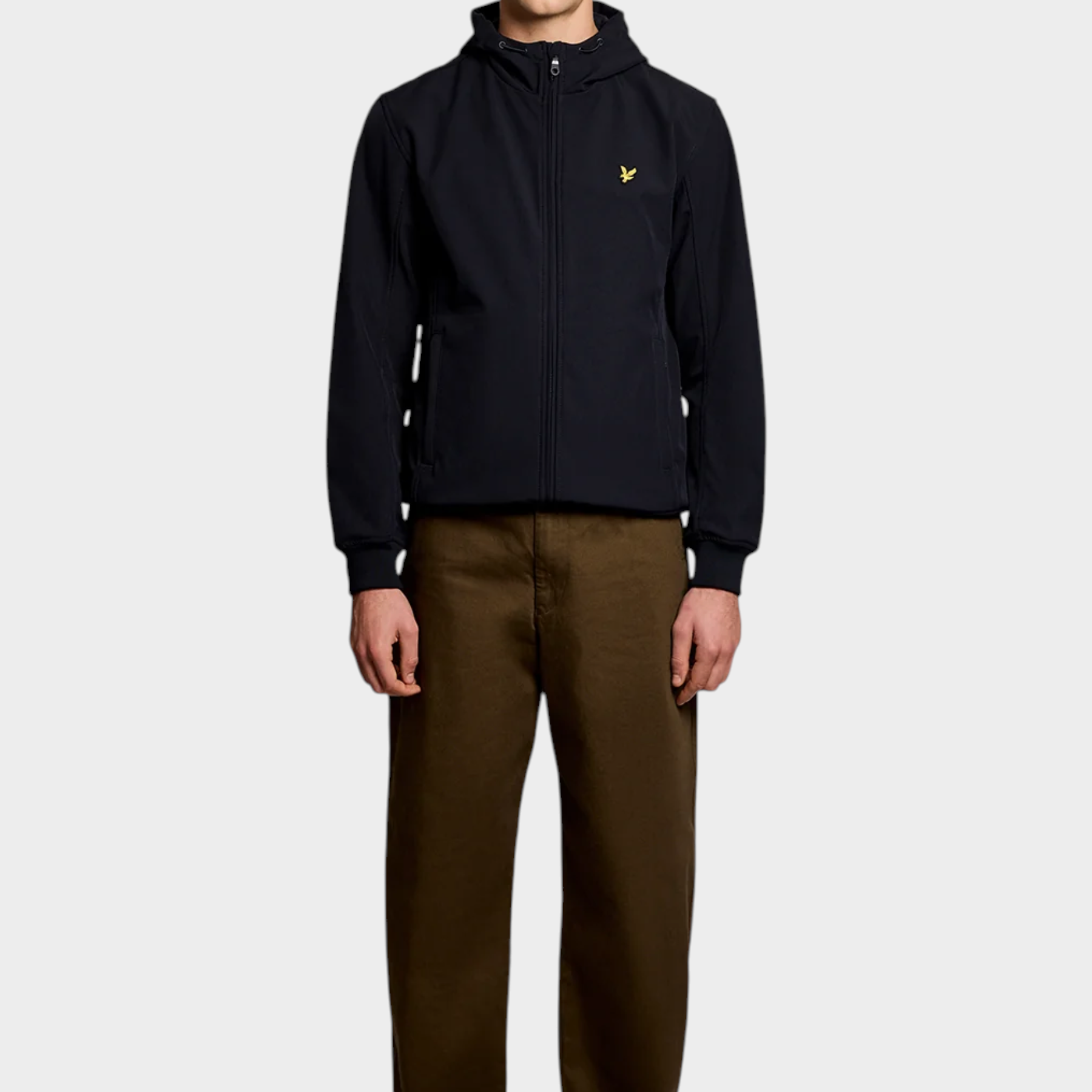 Modello indossa giacca softshell blu LYLE & SCOTT con cappuccio e logo giallo, proposta da Follower SRL