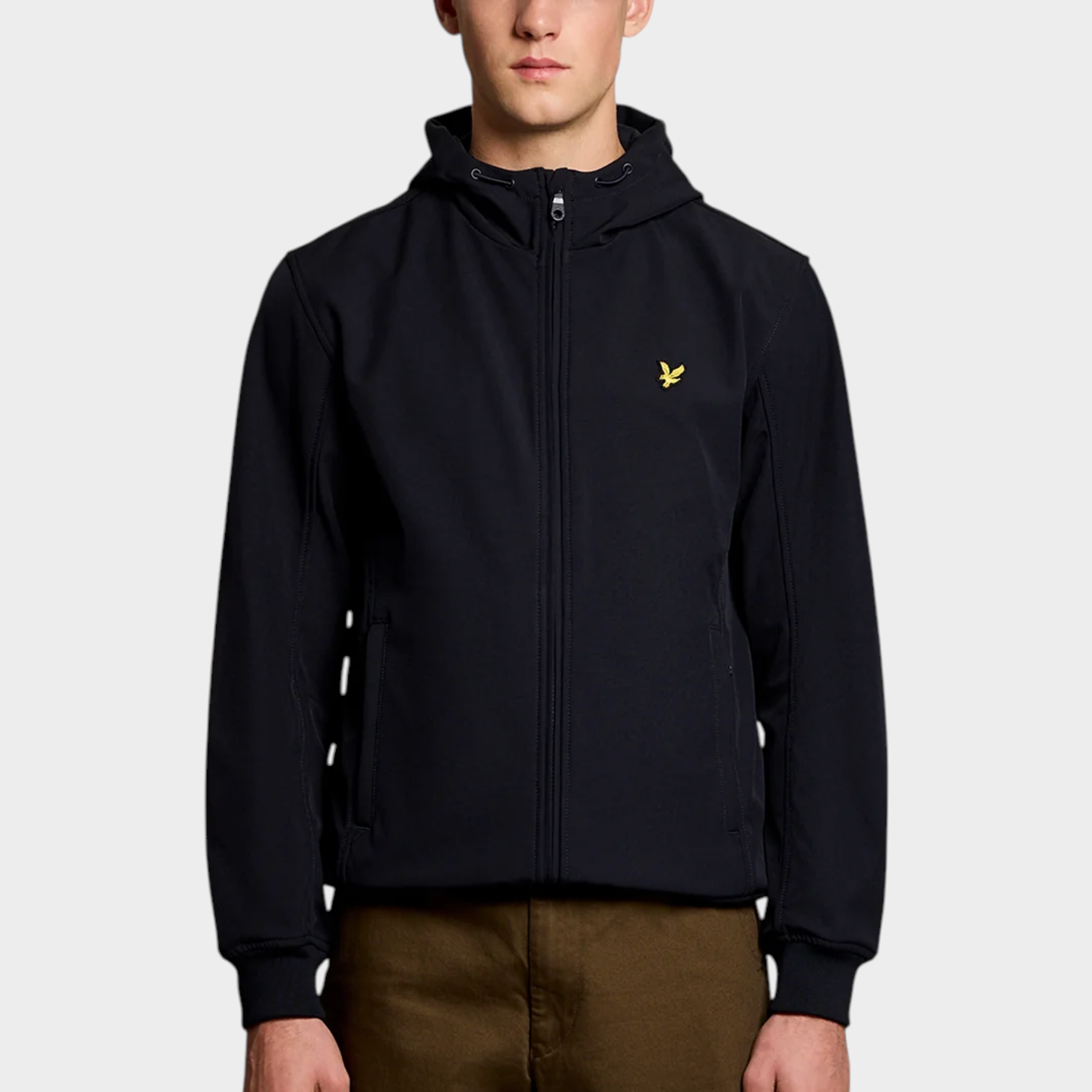 Modello indossa giacca softshell blu con cappuccio e logo Follower SRL, fodera in rete e chiusura a zip