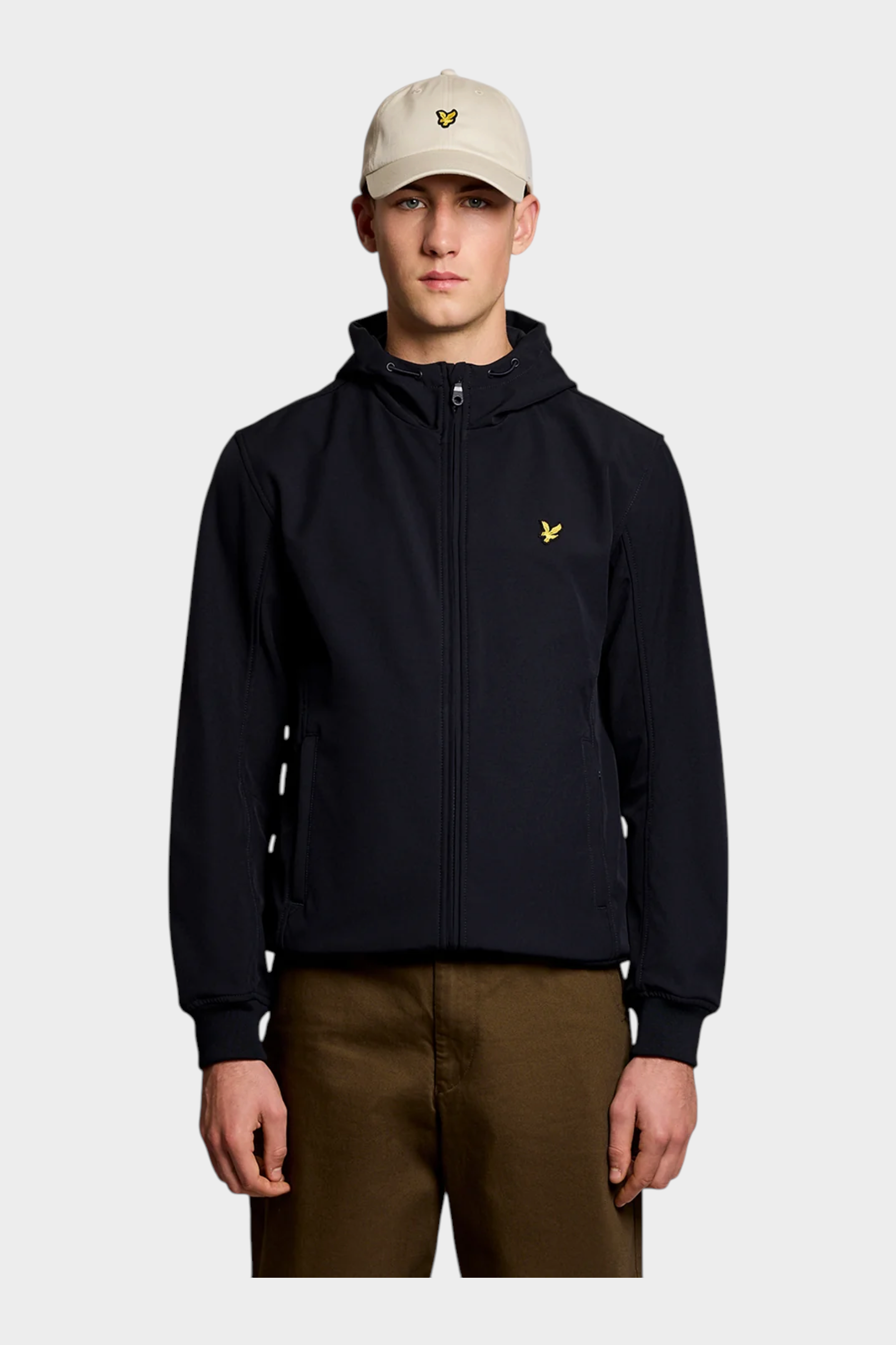 Modello indossa giacca softshell blu con cappuccio e logo Follower SRL, fodera in rete e chiusura a zip