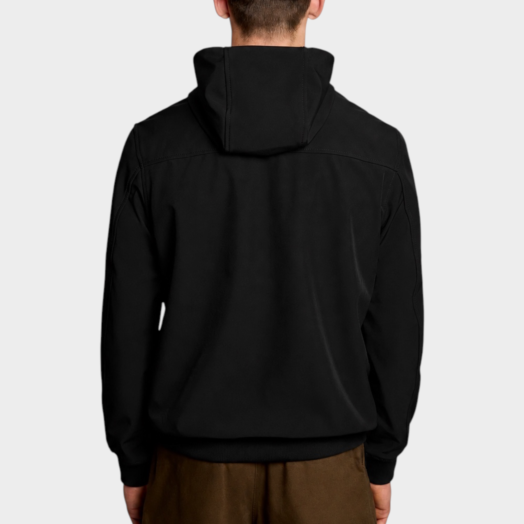 Vista posteriore di un uomo che indossa una giacca softshell nera Follower SRL con cappuccio e fodera in rete
