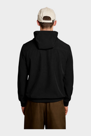 Vista posteriore di un uomo che indossa una giacca softshell nera Follower SRL con cappuccio e fodera in rete