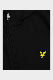 Dettaglio della giacca softshell nera Follower SRL con logo aquila giallo e zip firmata LYLE & SCOTT