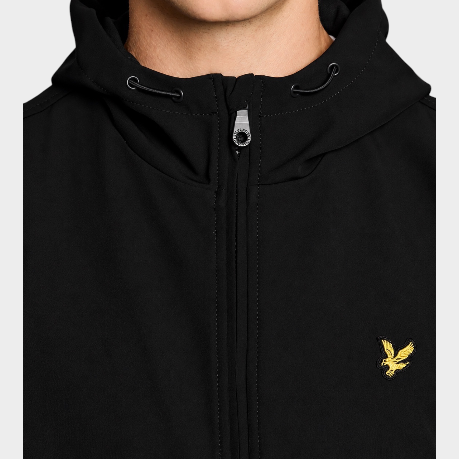 Giacca softshell nera Follower SRL con cappuccio, chiusura a zip e logo dorato Lyle & Scott sul petto