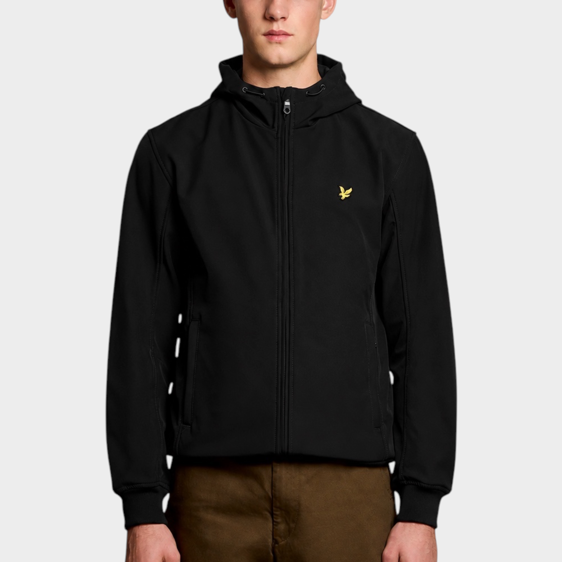 Modello indossa giacca softshell nera con cappuccio e logo Follower SRL, fodera in rete e chiusura a zip