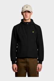 Modello indossa giacca softshell nera con cappuccio e logo Follower SRL, fodera in rete e chiusura a zip