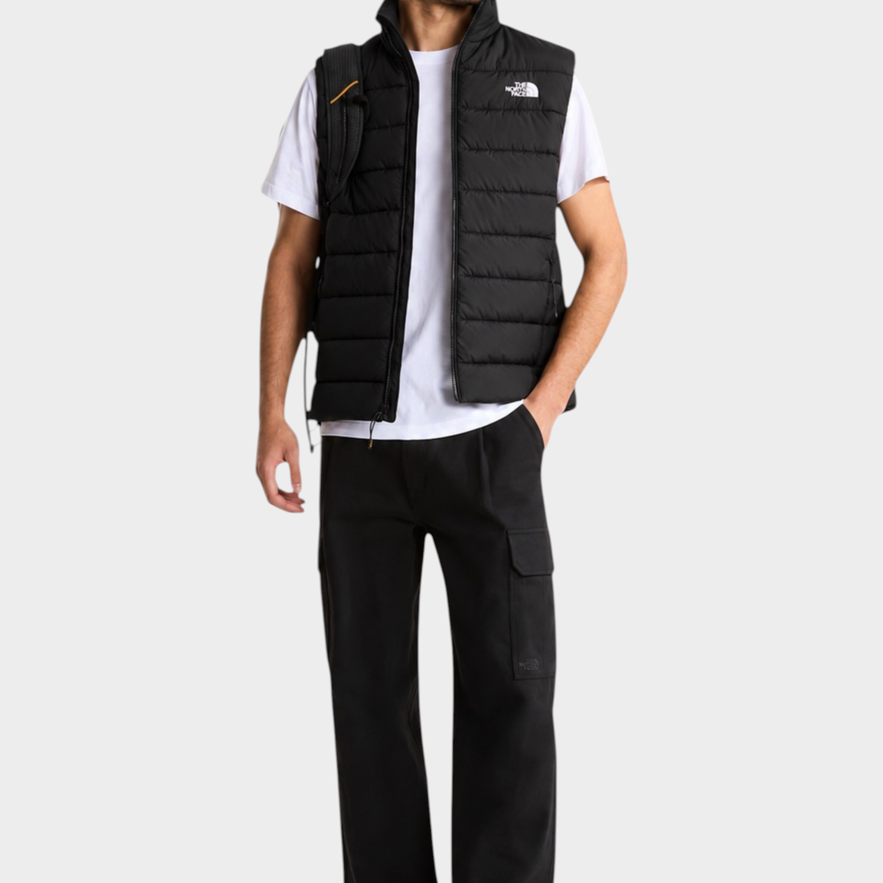 Modello indossa gilet imbottito nero The North Face con tecnologia WindWall, proposto da Follower SRL