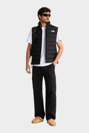Modello indossa gilet imbottito nero The North Face con tecnologia WindWall, proposto da Follower SRL
