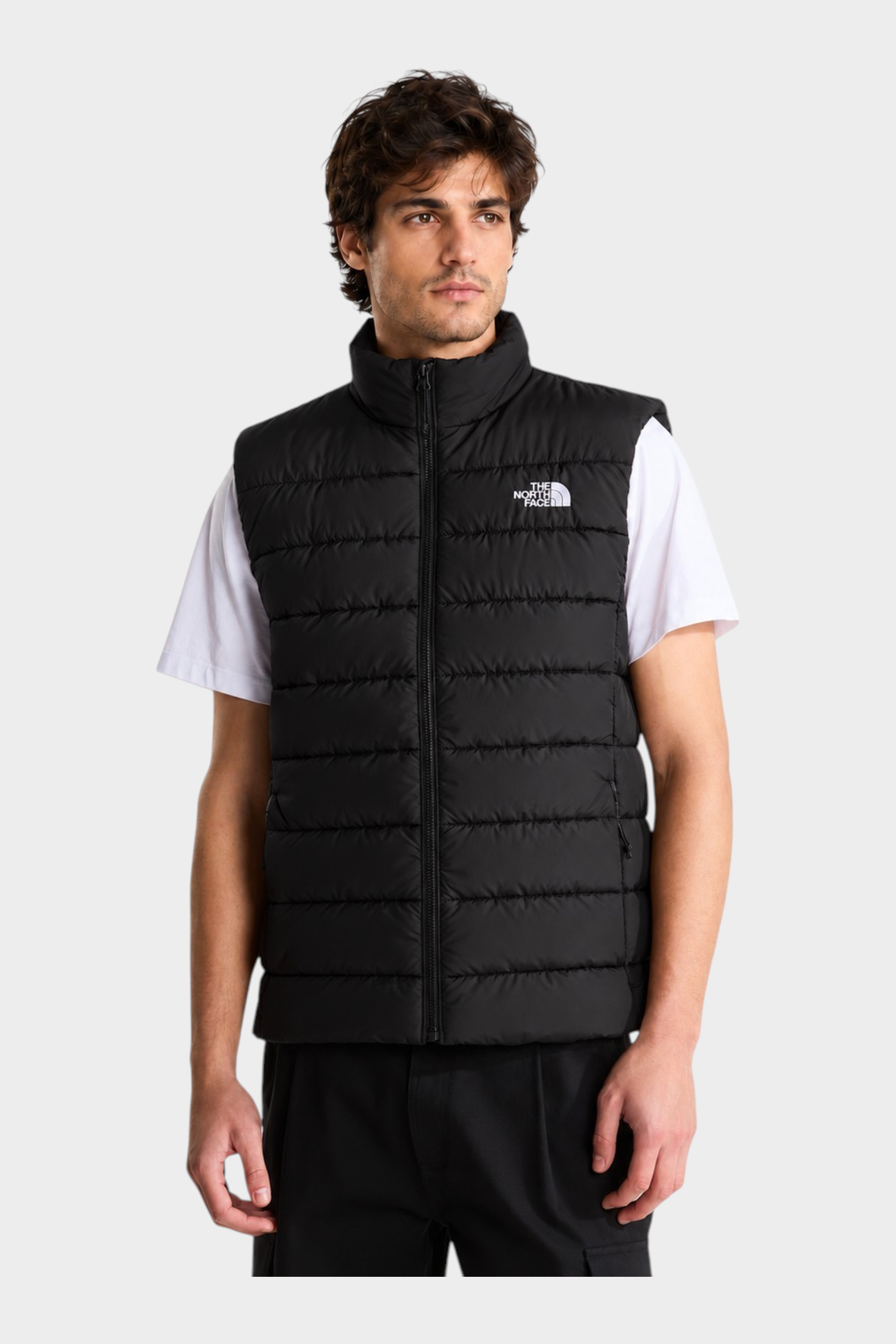 Modello indossa gilet imbottito nero Follower SRL con tecnologia WindWall e logo The North Face sul petto