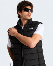 Modello indossa gilet imbottito nero Follower SRL The North Face con tecnologia WindWall e chiusura a zip