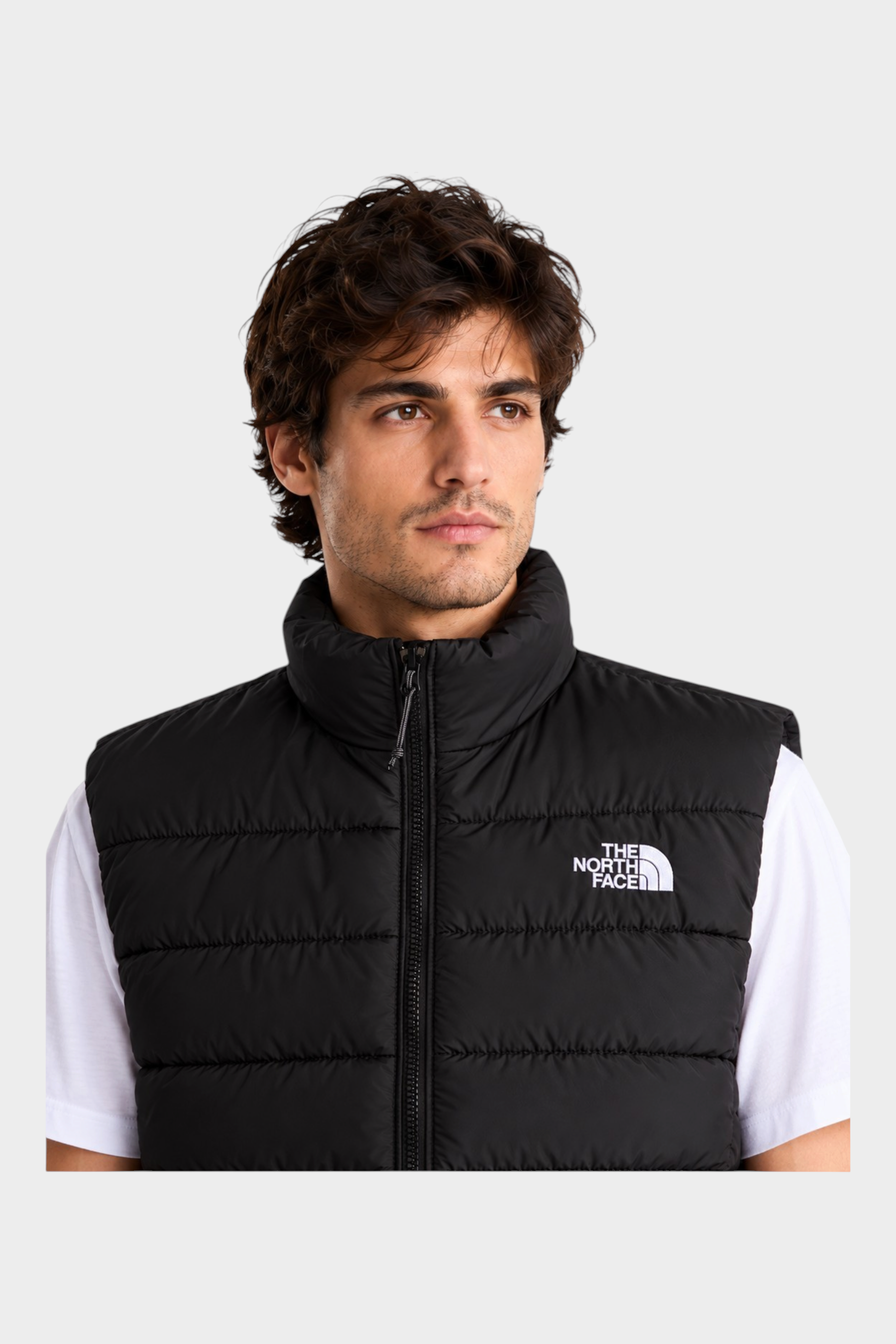 Gilet imbottito nero The North Face con tecnologia WindWall indossato da un modello, vista frontale ravvicinata.