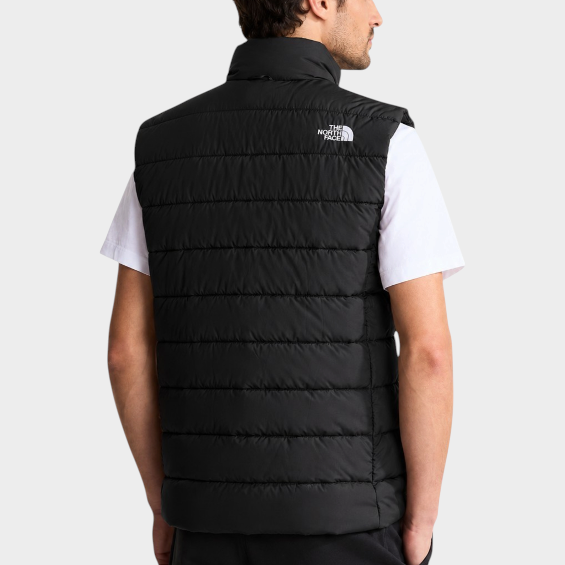 Gilet imbottito nero The North Face con tecnologia WindWall indossato da un uomo visto di spalle
