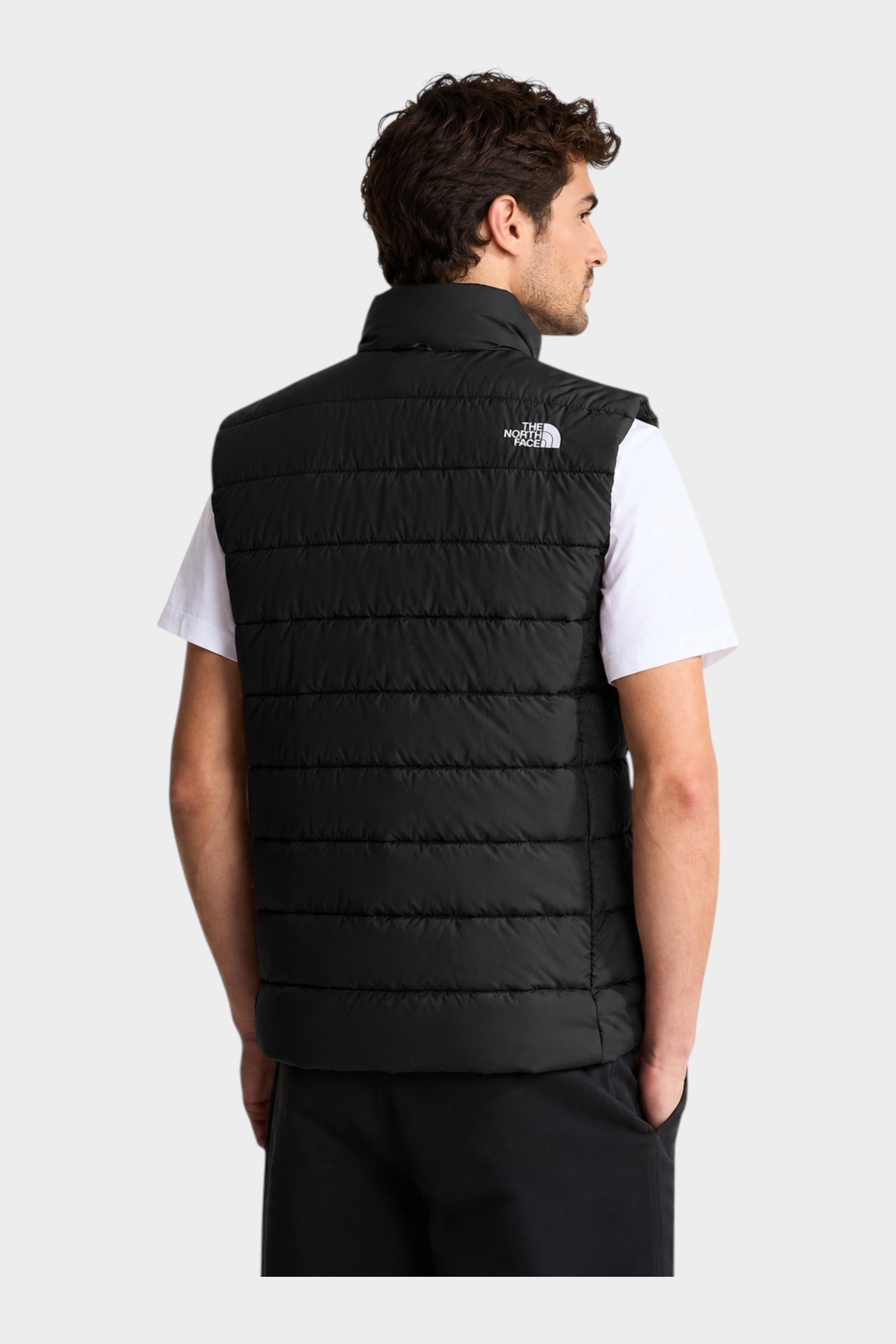 Gilet imbottito nero The North Face con tecnologia WindWall indossato da un uomo visto di spalle