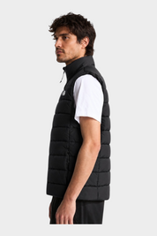 Modello indossa gilet imbottito nero The North Face con tecnologia WindWall, vista laterale