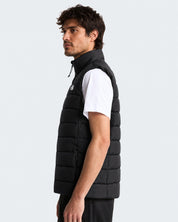 Modello indossa gilet imbottito nero The North Face con tecnologia WindWall, vista laterale