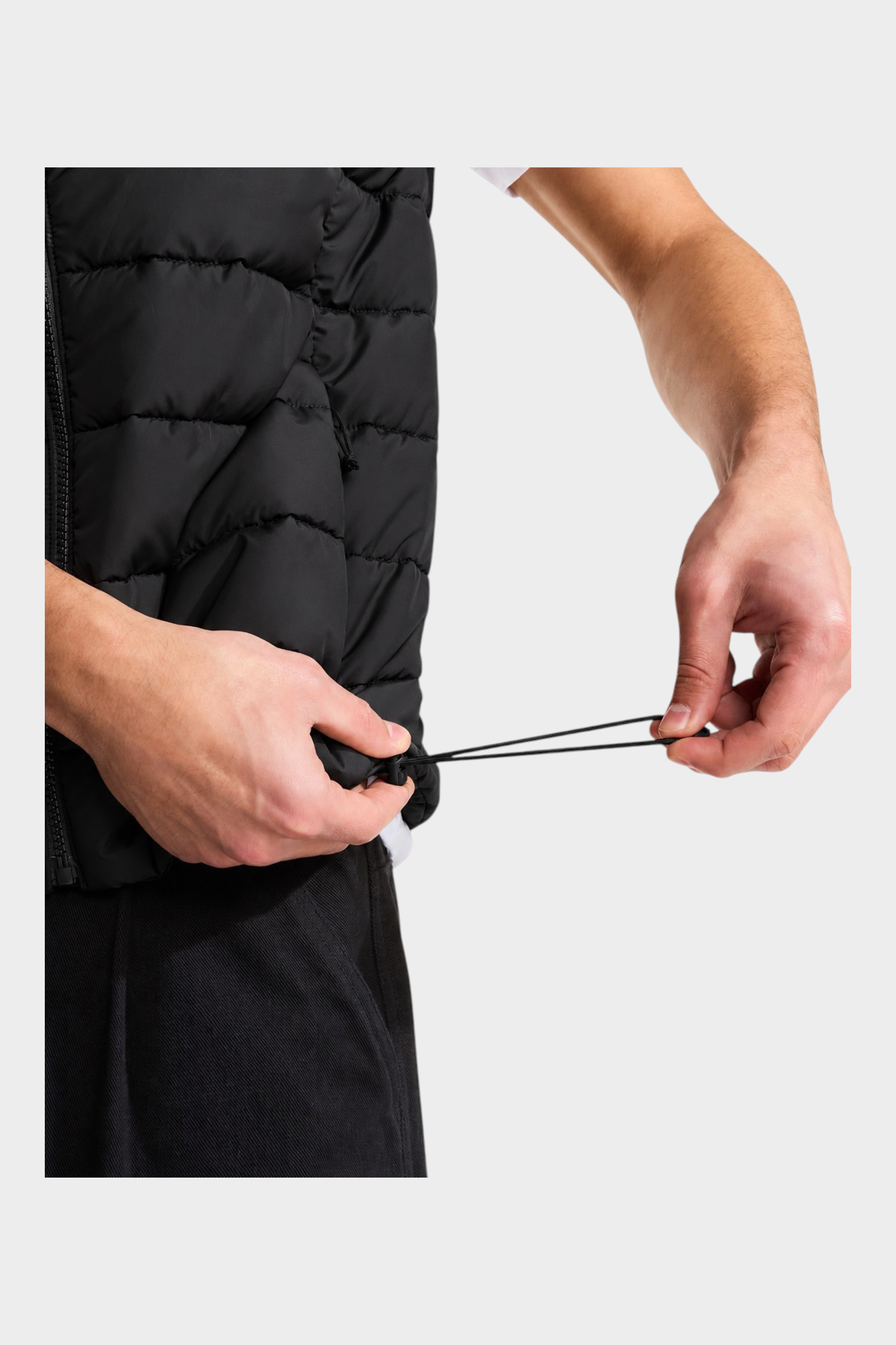 Gilet nero imbottito Follower SRL con tecnologia WindWall e cordino regolabile in vita indossato da un uomo