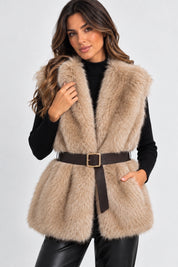 Gilet in pelliccia sintetica beige Follower SRL indossato con cintura marrone su maglione nero