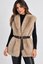 Gilet in pelliccia sintetica beige Follower SRL con cintura in vita marrone indossato su maglia nera