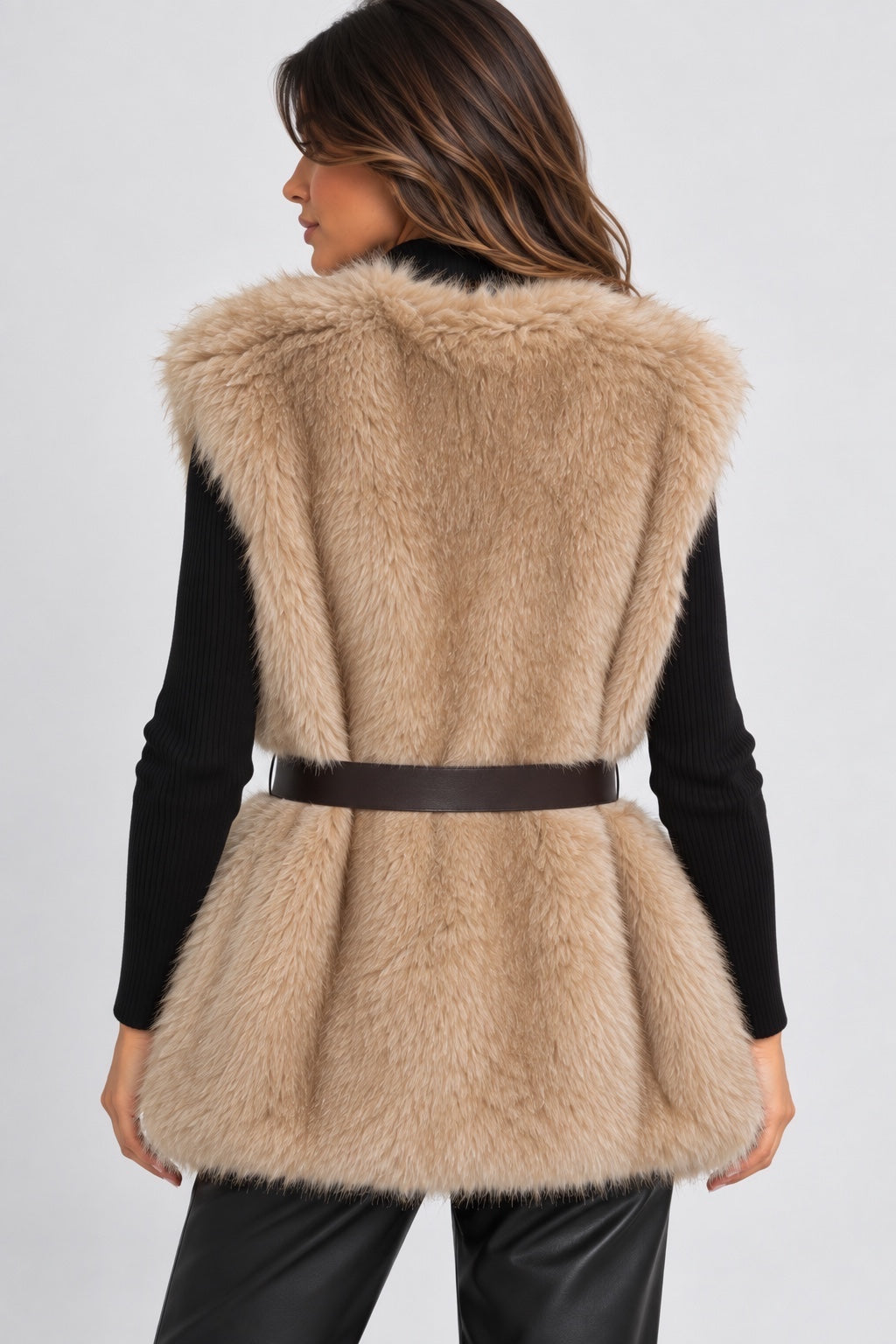 Gilet in pelliccia sintetica beige Follower SRL indossato da una modella, vista posteriore con cintura in vita