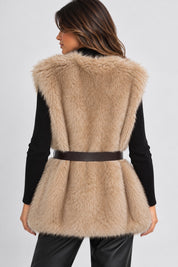Gilet in pelliccia sintetica beige Follower SRL indossato da una modella, vista posteriore con cintura in vita