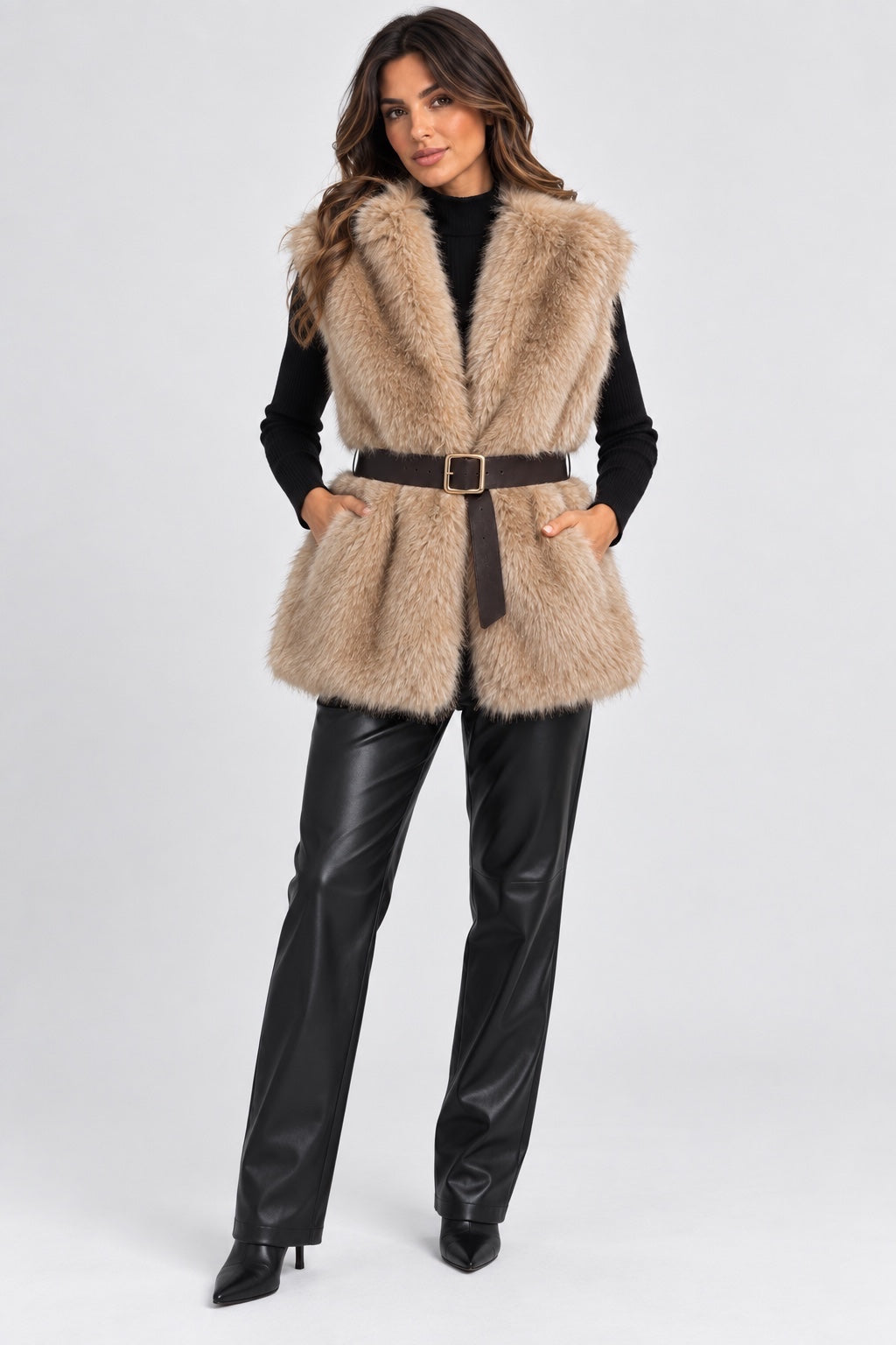 Modella indossa gilet in pelliccia sintetica beige Follower SRL con cintura marrone in vita su maglia nera