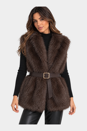 Gilet in pelliccia marrone Follower SRL con cintura in vita indossato da una modella su maglia nera