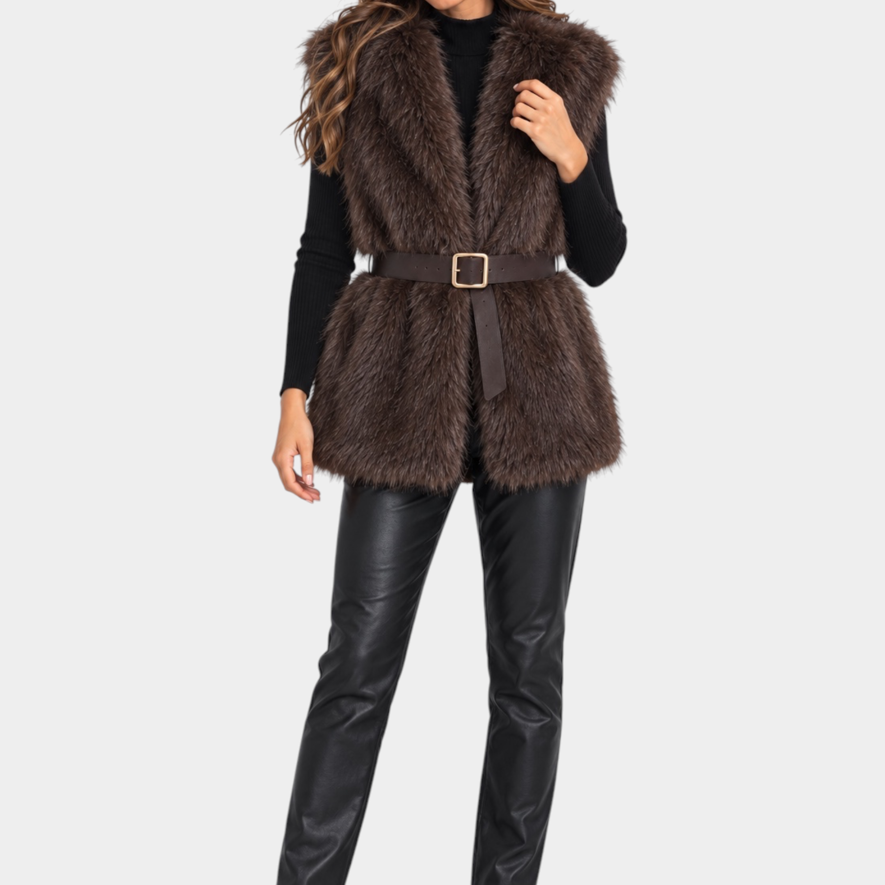 Modella indossa gilet in pelliccia sintetica marrone Follower SRL con cintura in vita su maglia nera e pantaloni