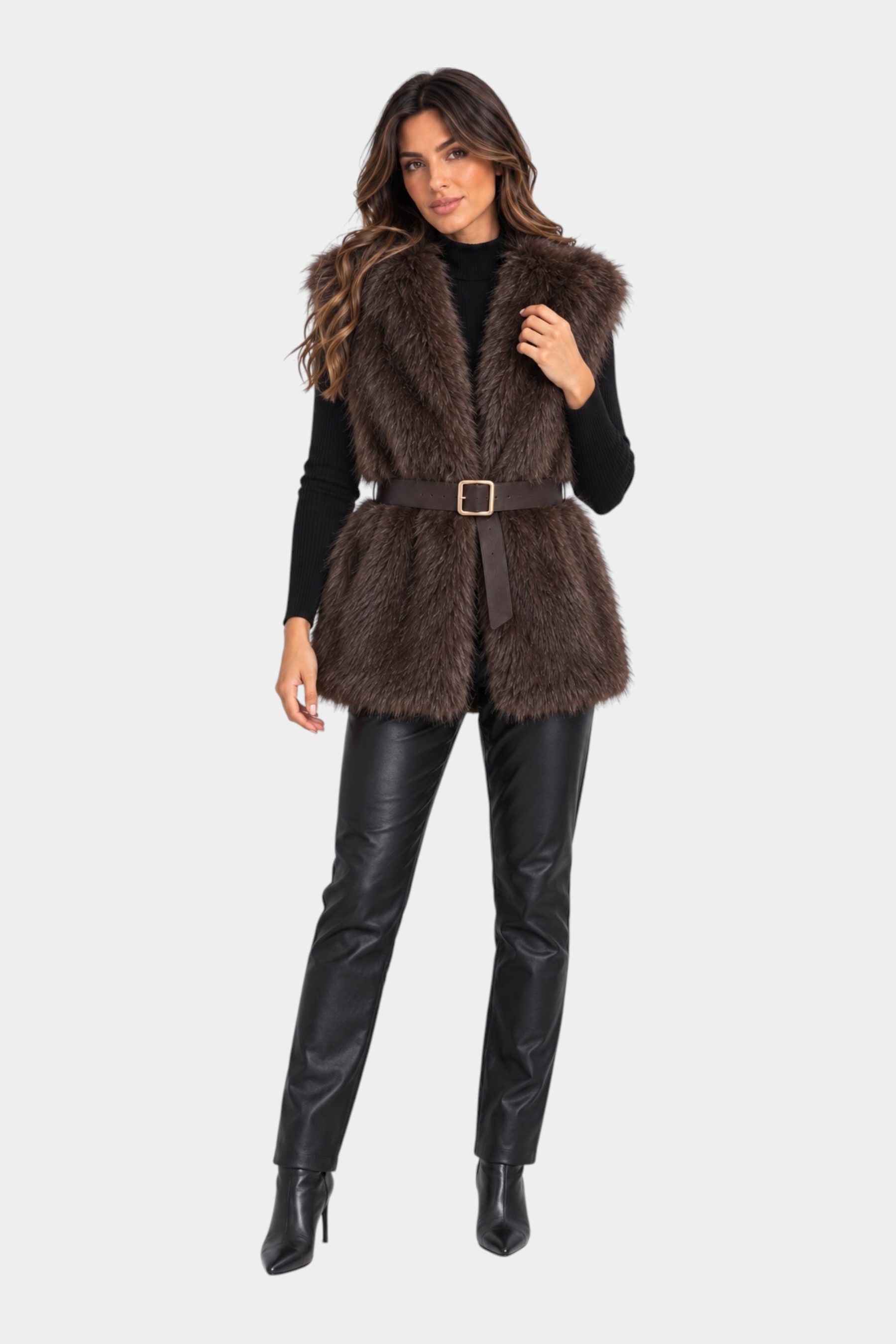 Modella indossa gilet in pelliccia sintetica marrone Follower SRL con cintura in vita su maglia nera e pantaloni