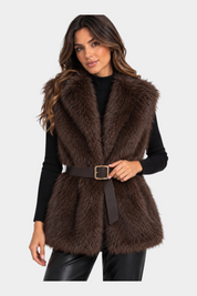 Modella indossa un gilet in pelliccia sintetica marrone Follower SRL con cintura in vita su maglia nera