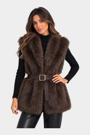 Modella indossa un gilet in pelliccia sintetica marrone Follower SRL con cintura in vita e collo ampio