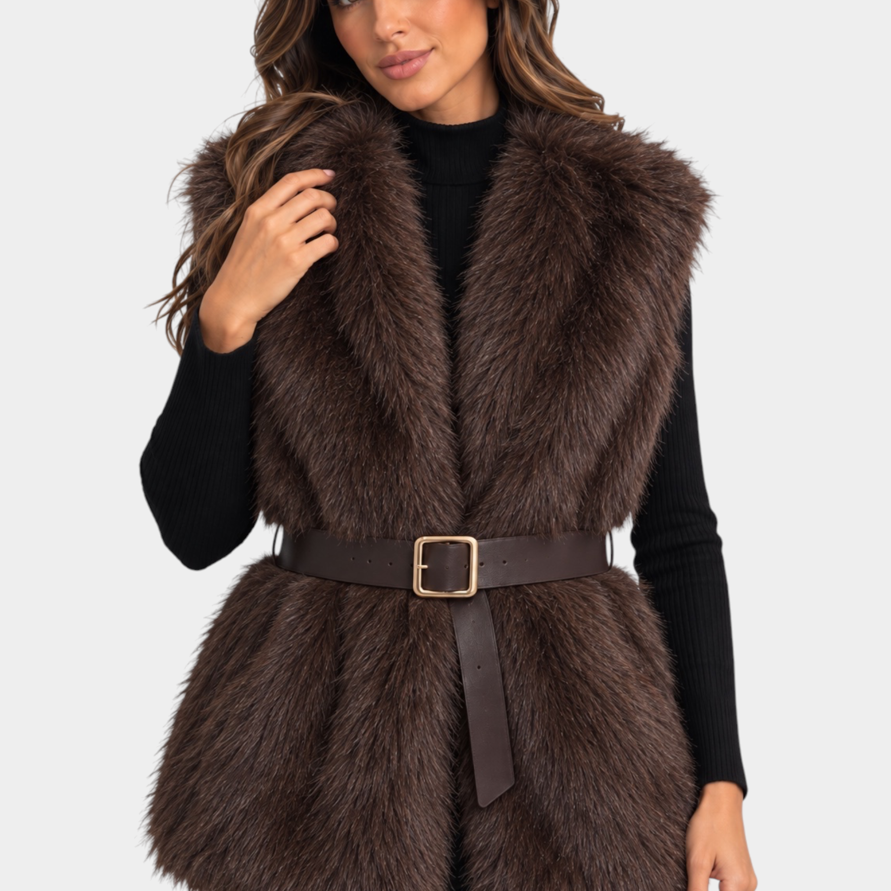 Modella indossa un gilet in pelliccia sintetica marrone Follower SRL con cintura in vita su maglione nero