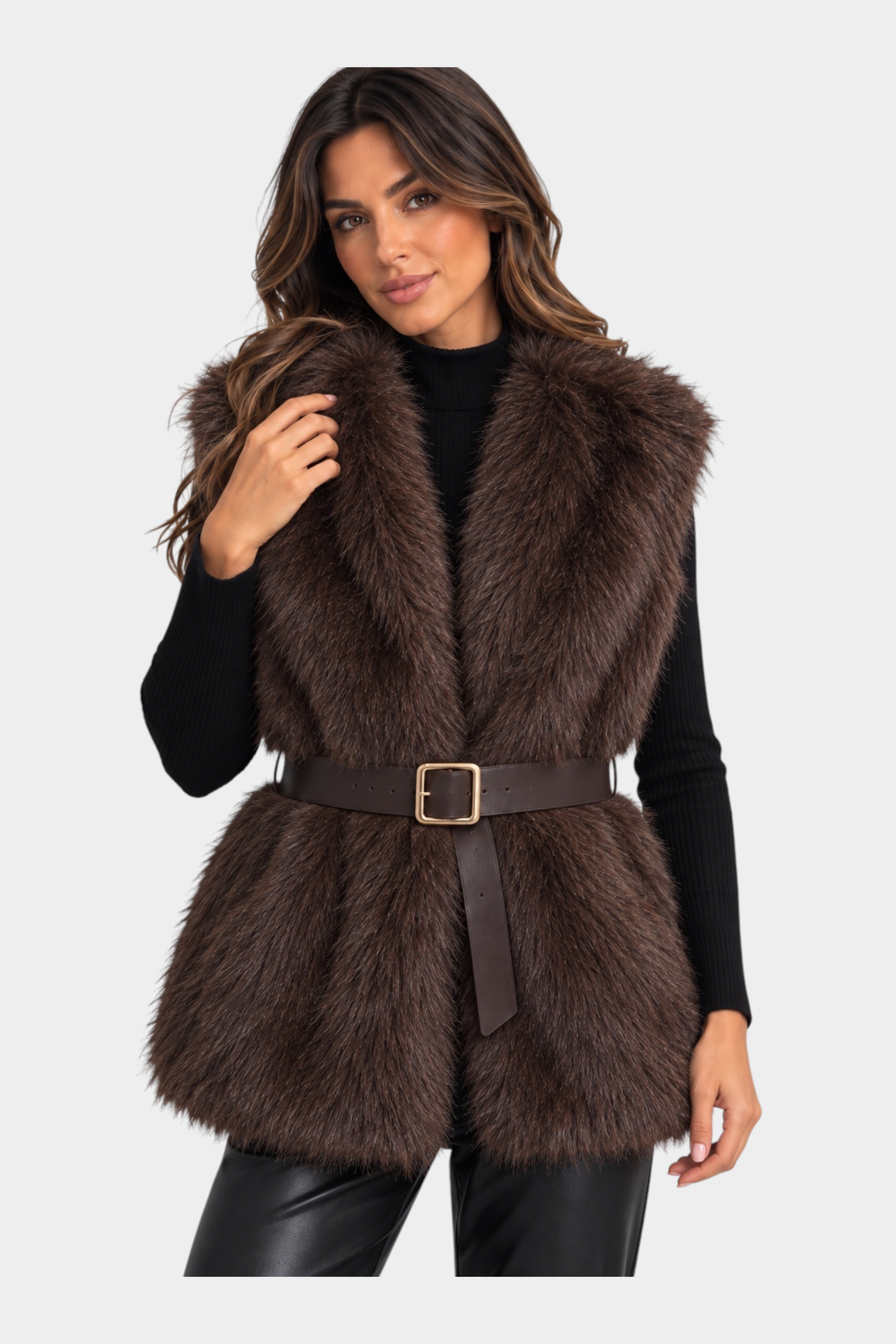 Modella indossa un gilet in pelliccia sintetica marrone Follower SRL con cintura in vita su maglione nero