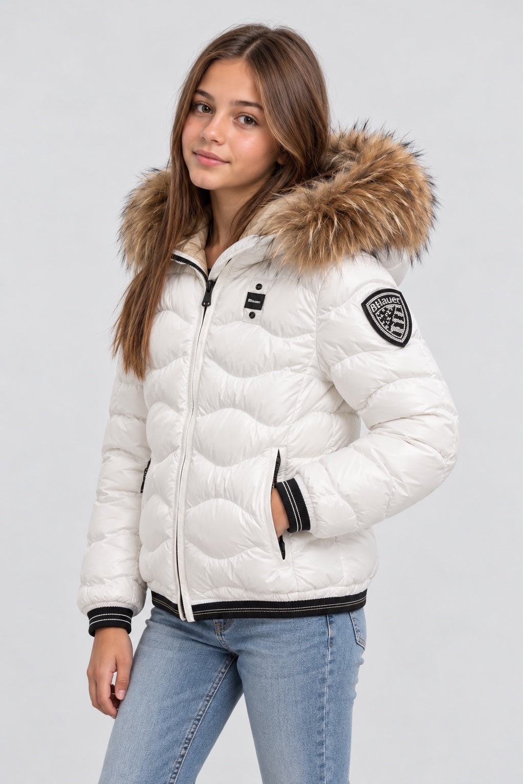 Giubbino Arion Follower SRL bianco da bambina con cappuccio in pelliccia sintetica e patch logo sulla manica